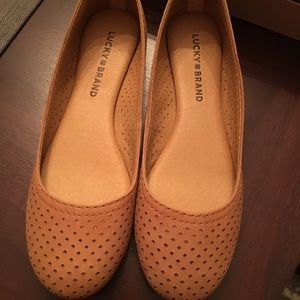 Lucky Brand Leather Flats- fit like a 6